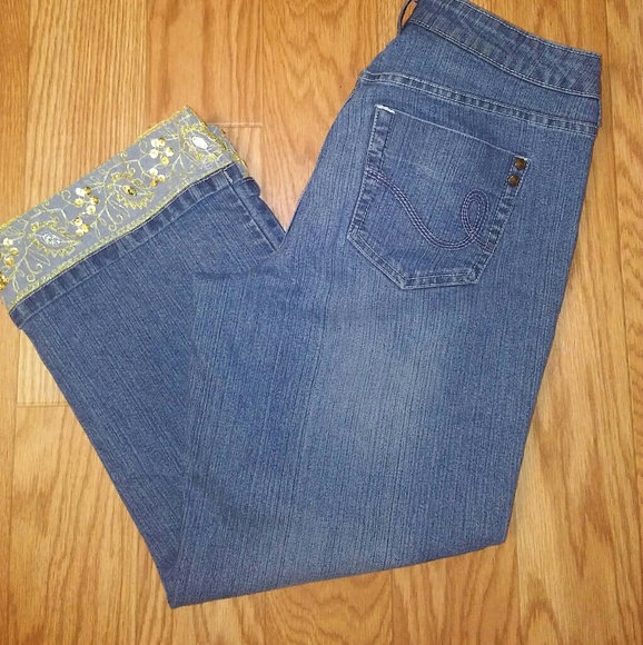 NWOT Sparkling Bootcut Capris. - Picture 3 of 3